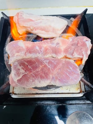 对带皮猪肉、羊肉进行烧皮,可去除皮上脏物、去腥,还能赋予焦香味。或请肉店老板处理。烧皮后用泡温水20分钟,用小刀刮洗干净,沥干水备用。
若不介意可省略此步骤