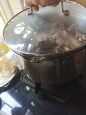 Nach dem Kochen der Suppe 1 TL Salz hinzufügen, abdecken und kurz ziehen lassen.
