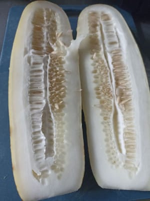 将黄瓜切成两半，去掉种子