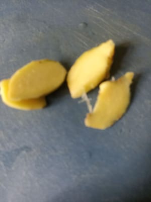 将姜去皮并切碎。