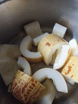 Die alten Gurkenstücke hinzufügen