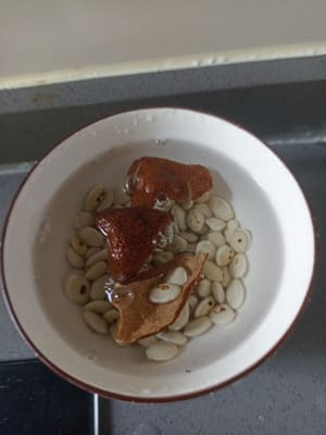 将种子和橙皮浸泡 30-60 分钟。