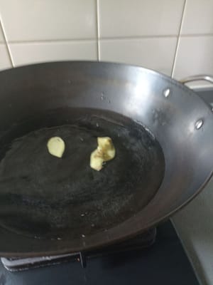 Nach dem Aufkochen einige Ingwerstücke dazugeben.