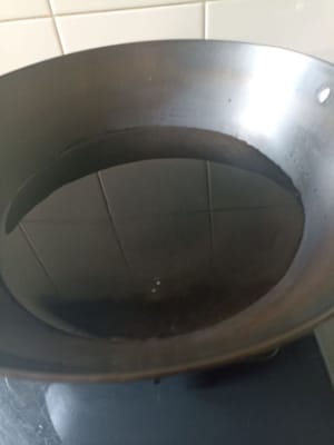 Erhitzen Sie das Wasser, um die Ente damit zu überziehen.