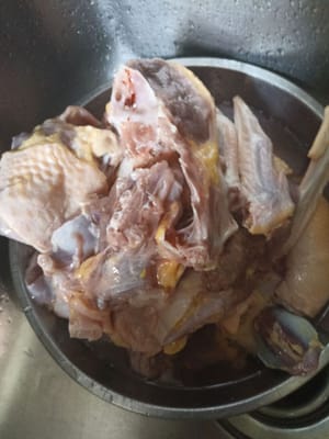 将鸭子洗净，切成几块。