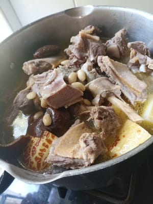 Anschließend die Suppe in einen normalen Topf geben, der mit Gurkenscheiben gefüllt ist.