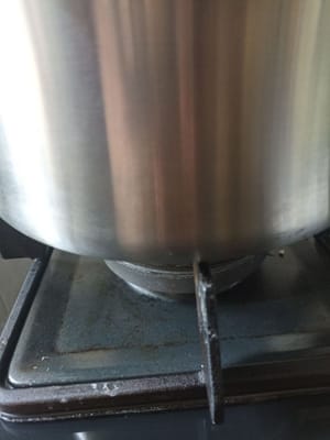 伙计们，让我们用普通的平底锅来代替它。