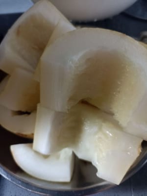 将老黄瓜根据自己的口味切块。