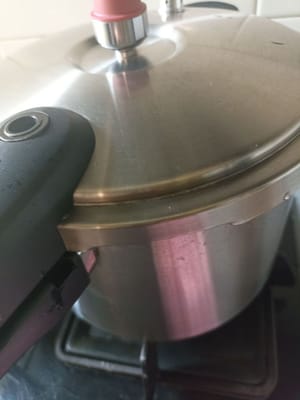 然后用instant pot盖上锅盖煮15分钟，因为散养鸭的肉质很韧，所以时间可以缩短一些，15分钟后关火，等到instant pot可以打开就可以了。