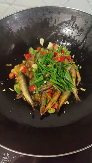 Soffriggere l'erba cipollina tritata finché non diventa profumata e servire.