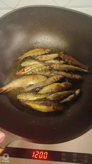 friggere fino a quando non si sarà rappreso, quindi girare e friggere fino a quando non sarà dorato sull'altro lato.