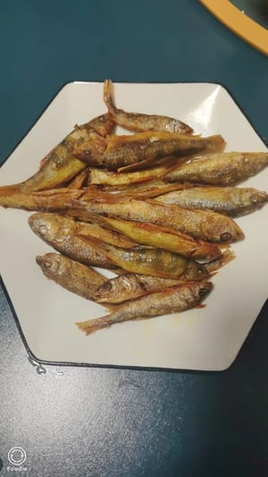 friggere fino a quando non si sarà rappreso, quindi girare e friggere fino a quando non sarà dorato sull'altro lato.