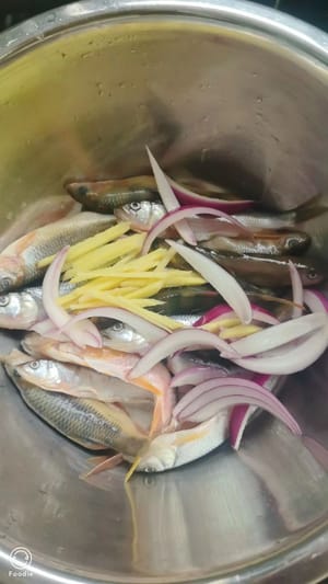 Pulire i pesciolini pescati nel fiume, marinarli con una quantità adeguata di vino da cucina, zenzero e cipollotti per qualche minuto.