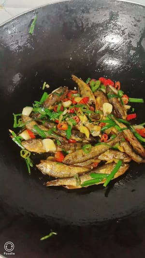 Soffriggere l'erba cipollina tritata finché non diventa profumata e servire.