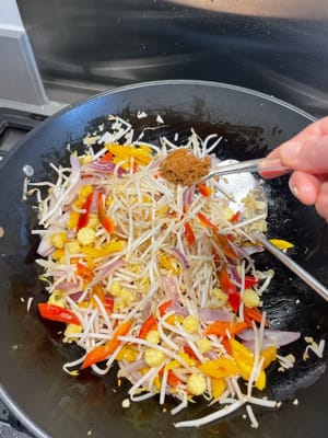 芽菜炒至略略軟身，下鹽半茶匙、糖半茶匙及蠔油一湯匙。