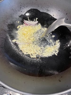 熱鑊下油，爆香蒜蓉薑米。