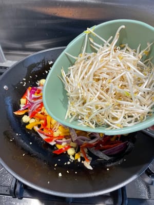 爆炒至洋蔥、紅黃椒軟身，下芽菜。