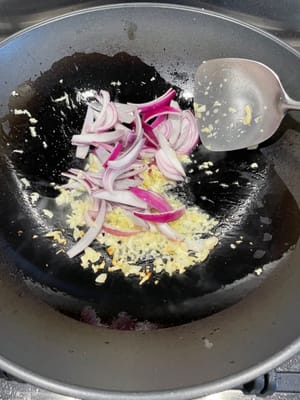 再下洋蔥炒香。