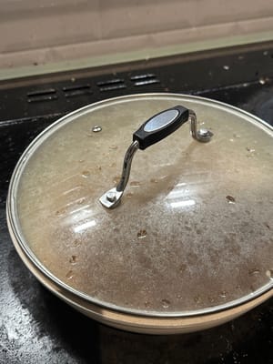 将酱汁倒入煎锅，中低火慢煮 5 分钟