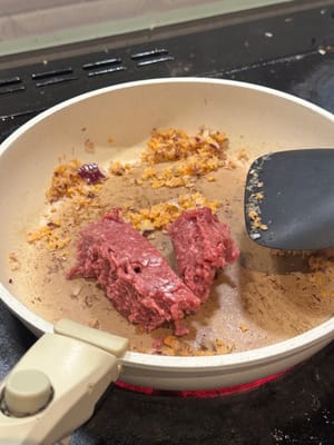 加入碎牛肉，直至变成棕色