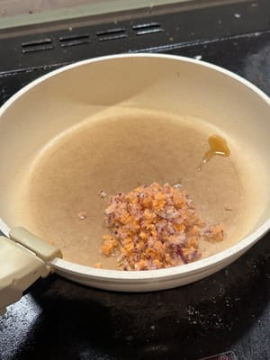 用芝麻油炒胡萝卜和洋葱碎，直至变软
