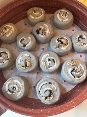 Letakkan di atas pengukus berisi air hangat. Biarkan berfermentasi selama 30 menit atau hingga ukurannya membesar 1,5 kali lipat.