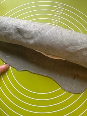 Olesi adonan dengan sedikit air agar lebih mudah tertutup.