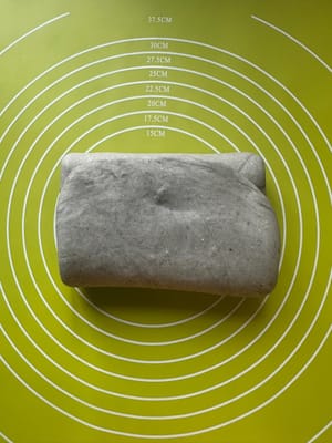 Ulangi langkah-langkah di atas: balik, lipat, gulung. Ulangi rangkaian ini setidaknya 2 kali lagi.