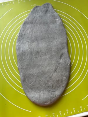 Gilas adonan hingga berbentuk oval panjang.