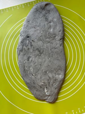 Balik adonan dan lipat bagian atas dan bawah ke tengah seperti yang ditunjukkan.