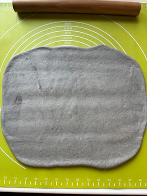 Saat terakhir kali Anda meratakan adonan, Anda menginginkan persegi panjang yang lebih besar dan lebih tipis.