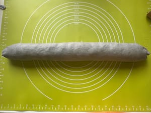 Uleni adonan hingga ketebalannya merata.