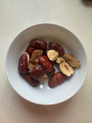 Potong kurma merah menjadi potongan yang lebih kecil agar lebih mudah dikonsumsi.