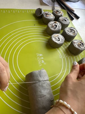 Potong dengan benang gigi agar penampangnya terlihat lebih rapi.