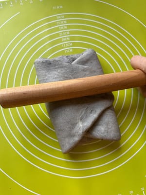 Putar adonan 90 derajat dan giling kembali adonan hingga membentuk persegi panjang.