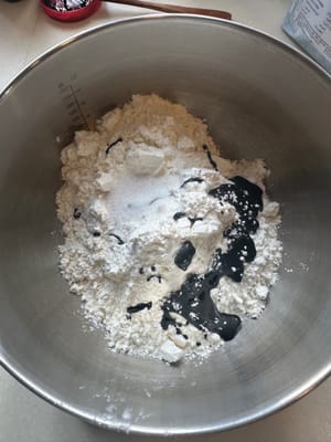 Mulailah dengan membuat adonan utama dengan mencampur semua bahan menjadi satu.