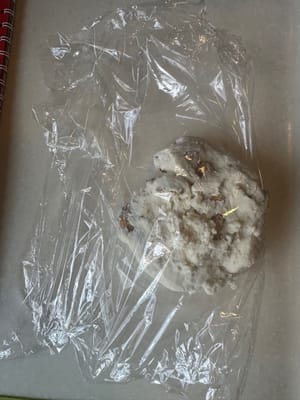 Di sisi lain, giling adonan mochi di atas plastik pembungkus hingga ukurannya kurang lebih sama dengan adonan wijen hitam.