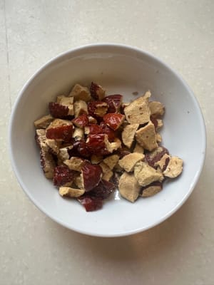 Potong kurma merah menjadi potongan yang lebih kecil agar lebih mudah dikonsumsi.