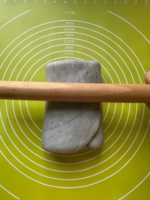 Ulangi langkah-langkah di atas: balik, lipat, gulung. Ulangi rangkaian ini setidaknya 2 kali lagi.