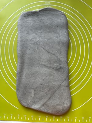 Putar adonan 90 derajat dan giling kembali adonan hingga membentuk persegi panjang.