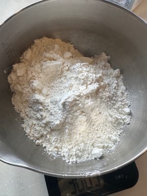 Mulailah dengan membuat adonan utama dengan mencampur semua bahan menjadi satu.