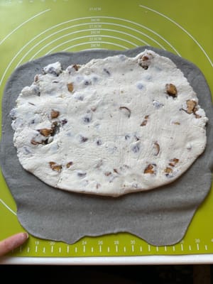 Gilas adonan bagian bawah agar lebih mudah ditutup.