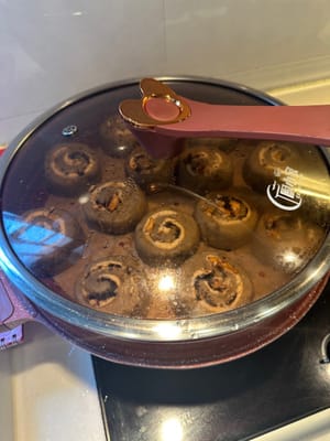 Setelah proses fermentasi selesai, kukus di atas air mendidih selama 15 menit. Kemudian matikan api dan diamkan selama 3 menit lagi.