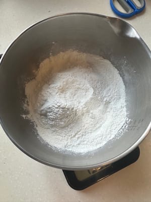 Kemudian campur semua bahan adonan mochi hingga tercampur rata.