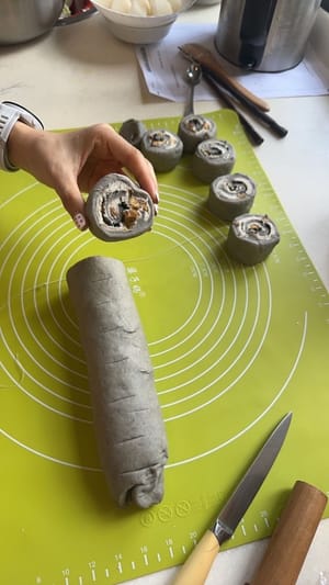 Potong dengan benang gigi agar penampangnya terlihat lebih rapi.