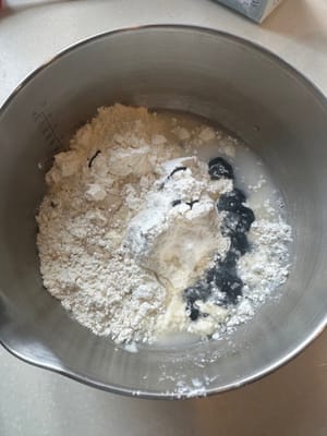 Mulailah dengan membuat adonan utama dengan mencampur semua bahan menjadi satu.