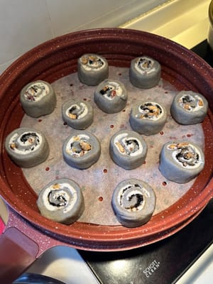 Letakkan di atas pengukus berisi air hangat. Biarkan berfermentasi selama 30 menit atau hingga ukurannya membesar 1,5 kali lipat.