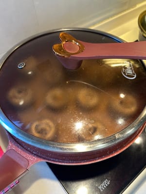 Letakkan di atas pengukus berisi air hangat. Biarkan berfermentasi selama 30 menit atau hingga ukurannya membesar 1,5 kali lipat.