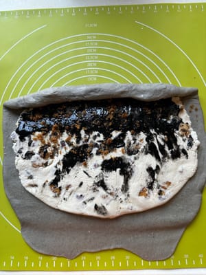 Mulailah menggulung adonan dari atas ke bawah hingga mencapai tepi.