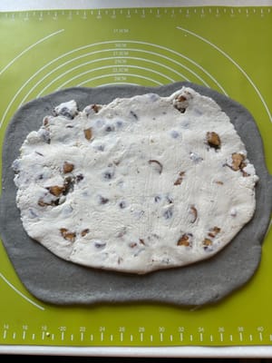 Letakkan di atas adonan wijen hitam, sisakan ruang sekitar satu inci di bagian bawah.